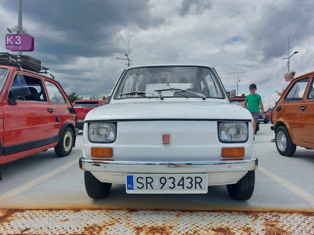 Zlot fiatów 126p w Galerii Libero w Katowicach