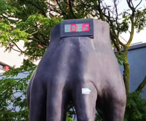 Gigantyczny zegarek na rękę w Hansaviertel