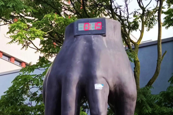 Gigantyczny zegarek na rękę w Hansaviertel