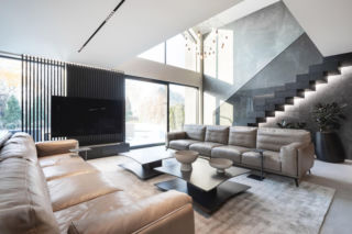 200-metarowy dom zinterpretowany na nowo. Wnętrza w stylu quiet luxury i basen przy salonie