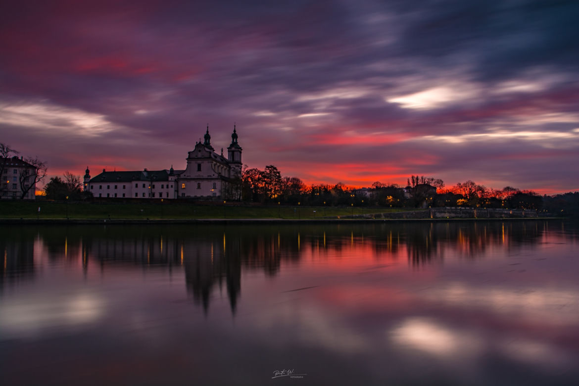 Krwisty wschód słońca nad Krakowem