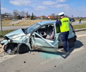 83-letni kierowca nie ustąpił pierwszeństwa kierowcy BMW. Trzy osoby trafiły do szpitala
