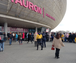 Tłumy przed centrum obsługi uchodźców zlokalizowanym w TAURON Arenie w Krakowie