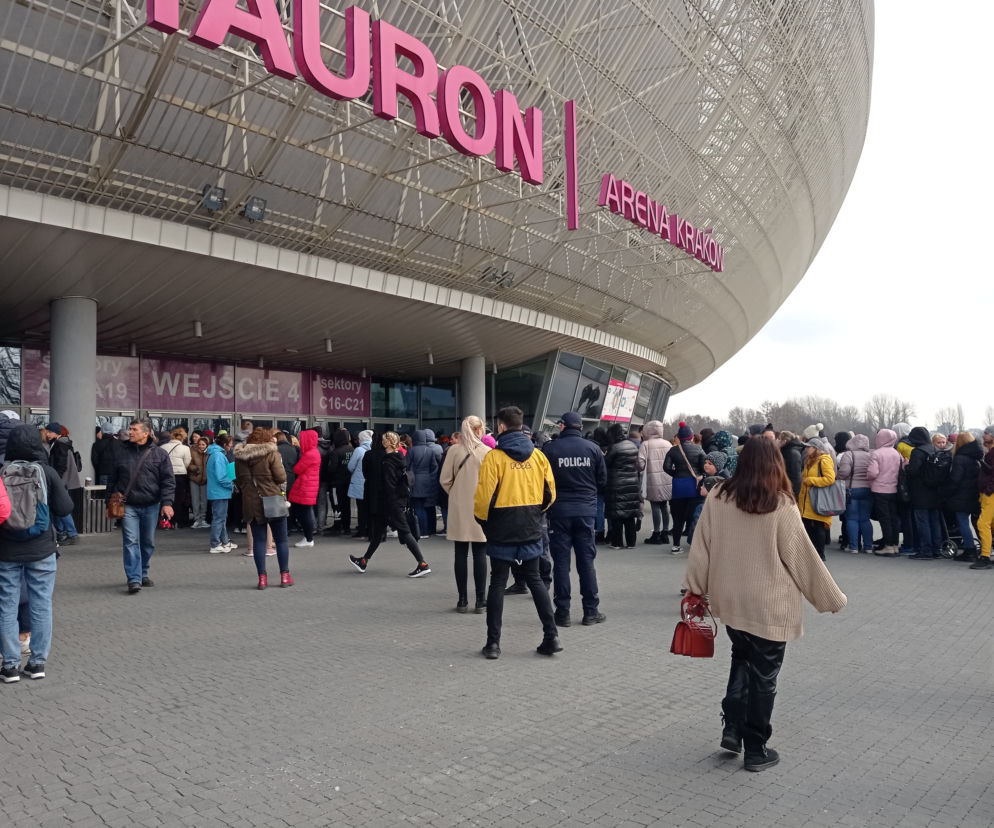 Tłumy przed centrum obsługi uchodźców zlokalizowanym w TAURON Arenie w Krakowie
