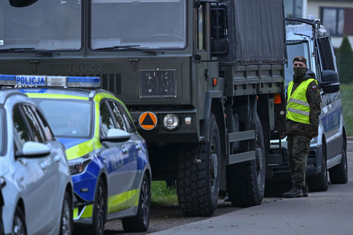 Służby przeszukują teren w okolicy Zalewu Zemborzyckiego