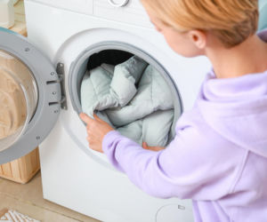 Ładuj 3 łyżki do bębna pralki i nastawiaj pranie kurtki puchowej. Będzie czysta, pachnąca i nie zbije się podczas prania. Domowy sposób na pranie kurtek puchowych przed zimą 
