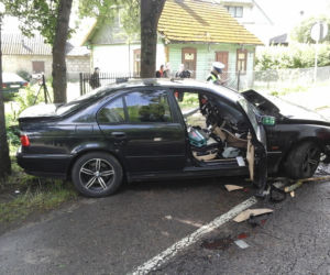 Rudka w powiecie bielskim. BMW uderzyło w drzewo. Kierowca w szpitalu