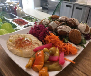 Pyszny, chrupiący i... idealny na lato. Zobacz, gdzie zjeść najlepszy falafel w Warszawie! [RANKING]