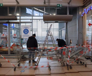 Gdańsk: Autem STARANOWALI drzwi galerii handlowej. OKRADLI jubilera i uciekli