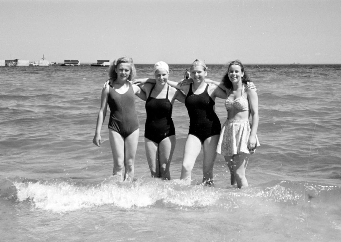 Moda plażowa II RP i PRL, czyli dwu częściowy skandal