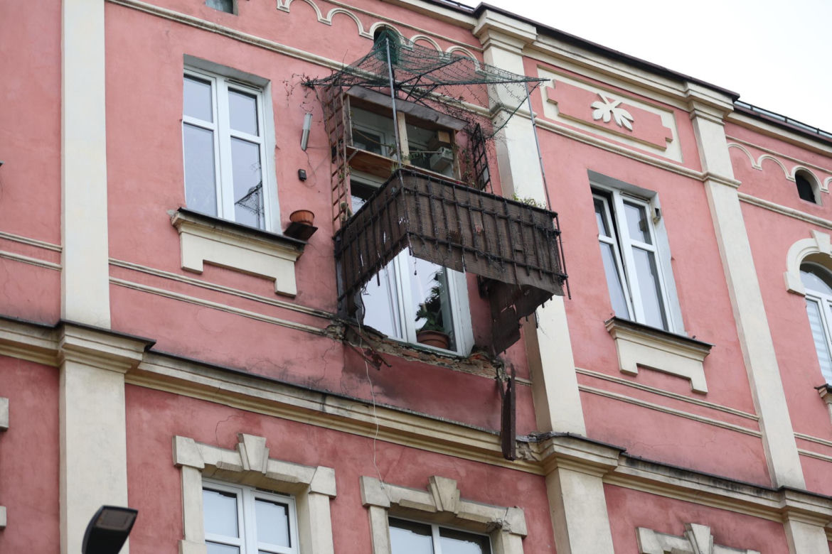 Pani Sylwia zginęła, a jej mąż walczy o życie. Zarwał się pod nimi balkon. Sprawą zajmie się prokuratura.