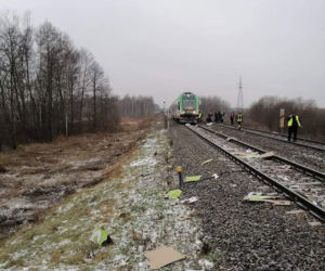 Groźne zderzenie pociągu z samochodem ciężarowym. Ruch na linii Siedlce-Białystok wstrzymany [ZDJĘCIA]