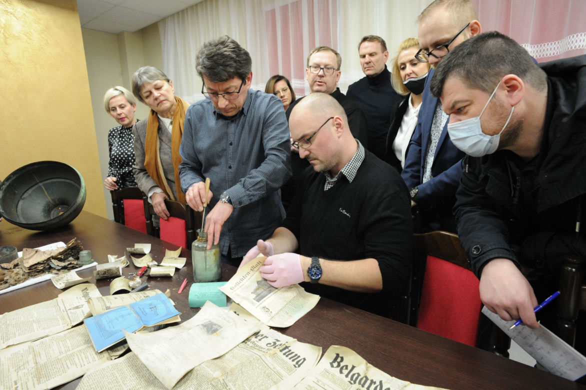 Kapsuła czasu z kościoła w Białogardzie otwarta. Co przez lata skrywał szklany słój na szczycie wieży?