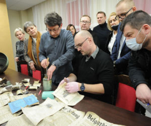 Kapsuła czasu z kościoła w Białogardzie otwarta. Co przez lata skrywał szklany słój na szczycie wieży?