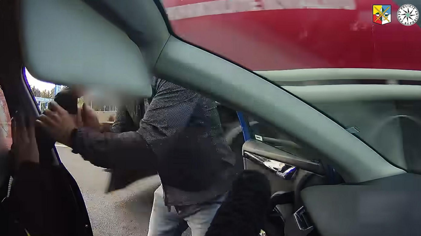 Bił kobietę na autostradzie, bo jechała zgodnie z przepisami! Wszystko nagrała jej 8-letnia córka