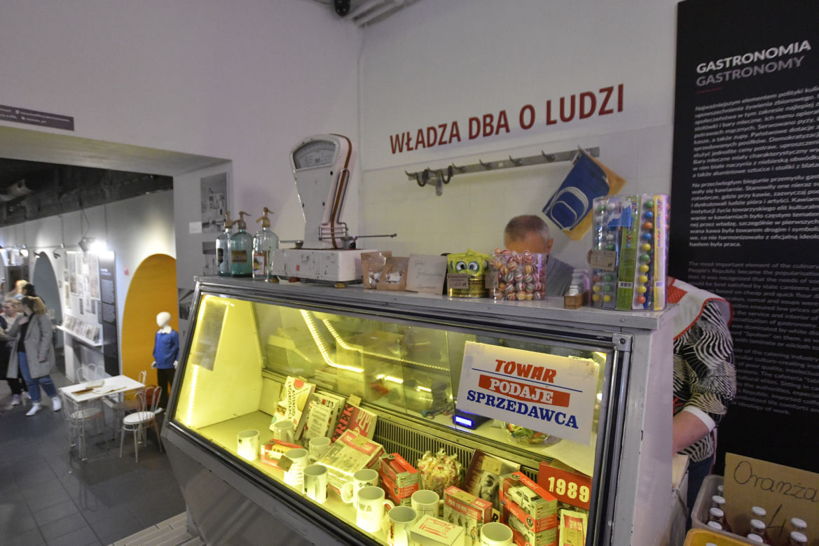 Noc Muzeów 2022 w Warszawie. Tłumy zwiedzających i kolejki. Tysiące warszawiaków między warszawskimi muzeami