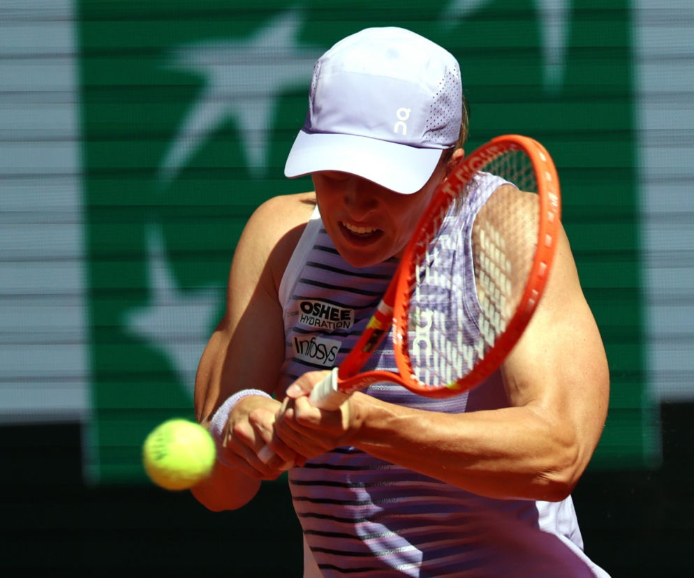 O której gra Iga Świątek dzisiaj z Sarą Bejlek? Kiedy mecz w Roland Garros? TRANSMISJA
