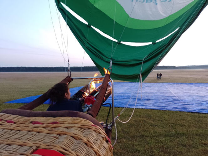 Szokujący wypadek! Balon uderzył w blok, jedna osoba nie żyje