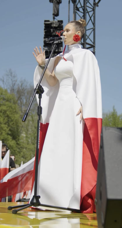 Doda zaśpiewała hymn Polski. Przebrała się za flagę