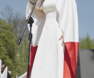 Doda zaśpiewała hymn Polski. Przebrała się za flagę