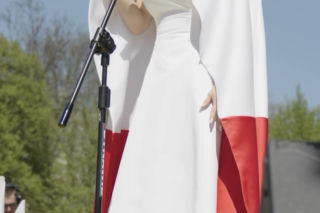 Doda zaśpiewała hymn Polski. Przebrała się za flagę