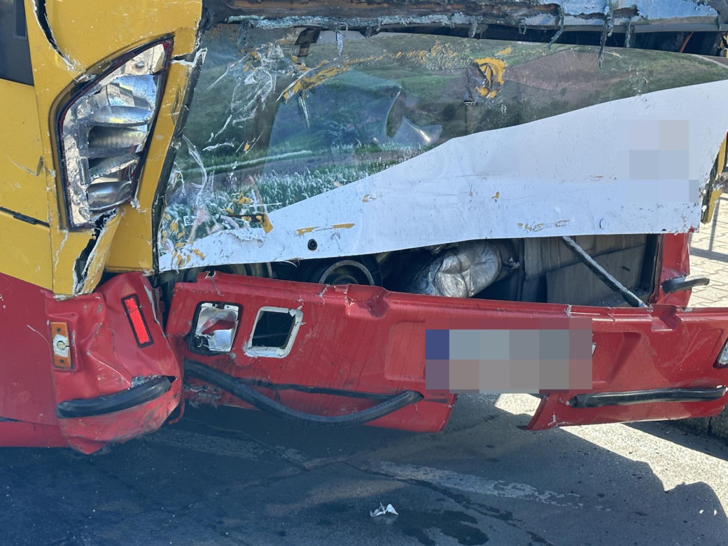 Kierowca hondy wbił się w autobus miejski. Potworny wypadek w Warszawie