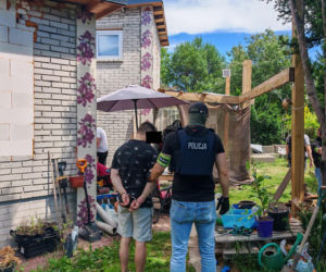 Małżeństwo z Pragi zatrzymane. W mieszkaniu 7 kg narkotyków. Mieli repliki broni i mundury