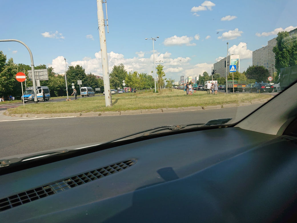 Płonący radiowóz na Szosie Lubickiej w Toruniu! [ZDJĘCIA]