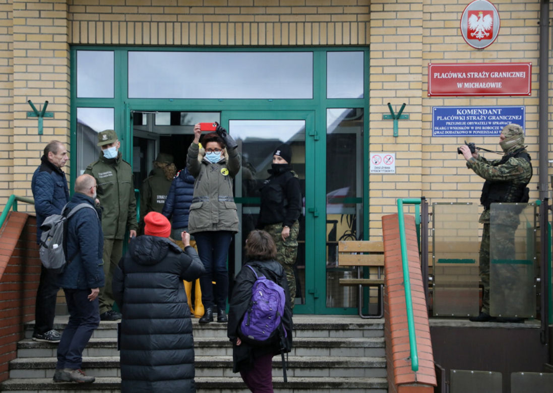 Pierwsze damy Jolanta Kwaśniewska i Anna Komorowska w Michałowie. Wzięły udział w akcji "Matki na granicę"