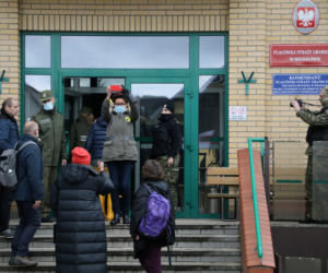 Pierwsze damy Jolanta Kwaśniewska i Anna Komorowska w Michałowie. Wzięły udział w akcji Matki na granicę