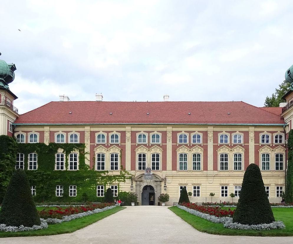 Kompletnie pijany kąpał się w stawie przy Zamku w Łańcucie i zrywał kwiatki