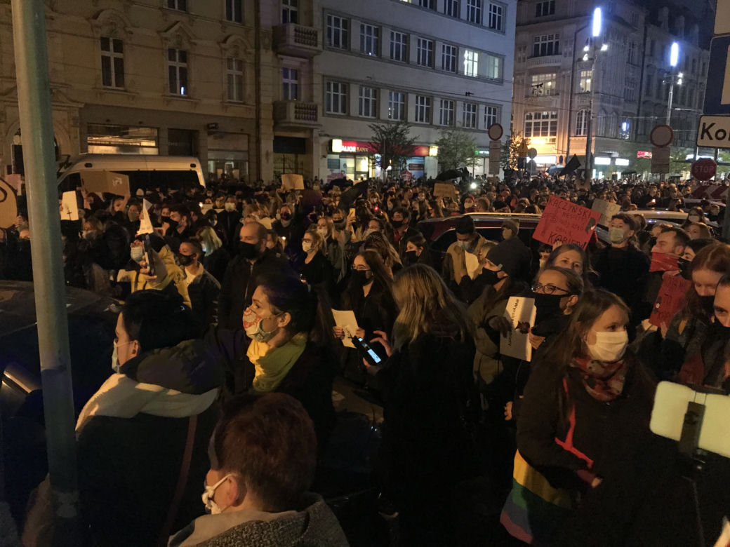 Protest kobiet w Katowicach. Tłumy strajkują przeciwko zakazowi aborcji
