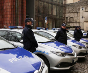 Komenda Miejska Policji w Krakowie w hybrydowych radiowozach Toyoty