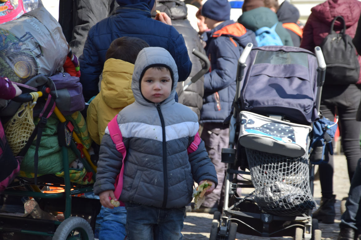 Wojna odbiera im dzieciństwo. Tłumy maluchów wyrwanych z dziecięcego świata na dworcu w Przemyślu [GALERIA]
