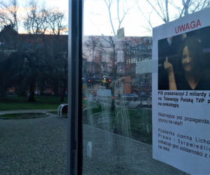 Plakaty z gestem Joanny Lichockiej pojawiły się na przystankach komunikacji miejskiej w Szczecinie