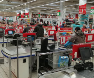 Koronawirus: Tłumy w warszawskich sklepach