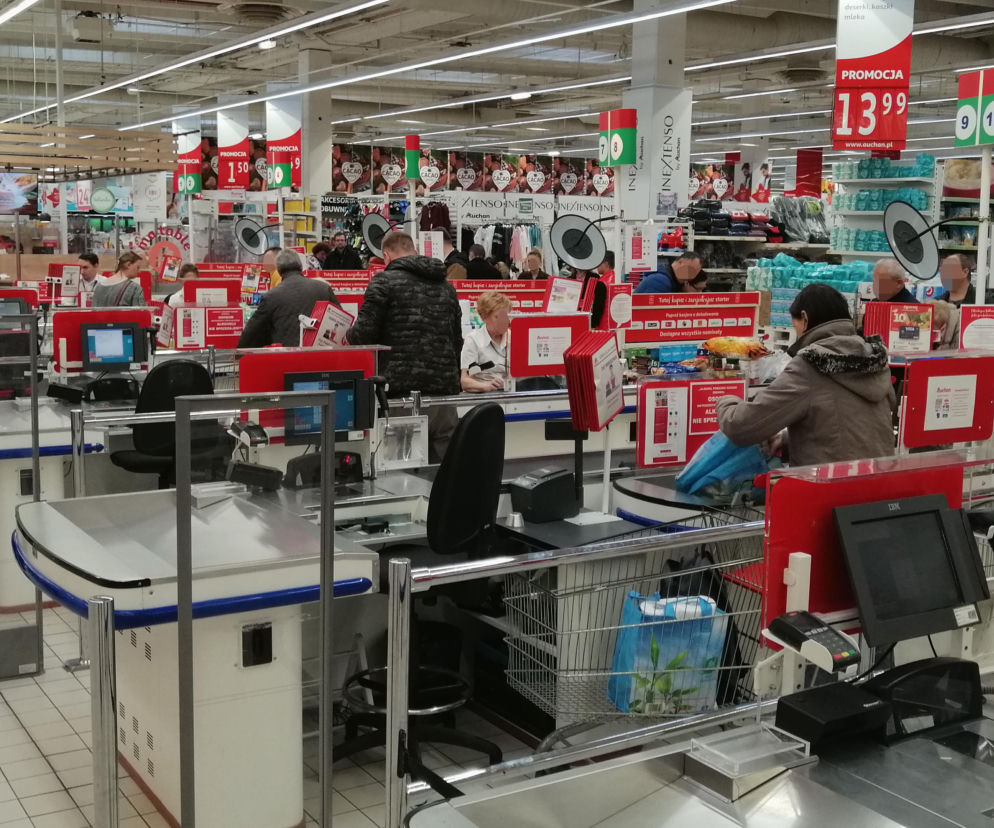 Koronawirus: Tłumy w warszawskich sklepach