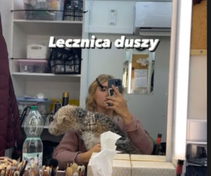Iga Krefft (Ula z M jak miłość) i jej pies Pinio na planie serialu