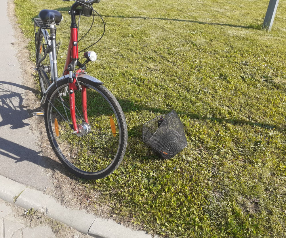 Nowy Sącz: 64-letnia rowerzystka uderzyła w osobowego citroena. Kobieta trafiła do szpitala