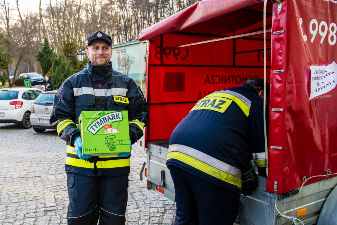 Strażacy w OSP Banino dostarczają sprzęt do szpitali w Gdańsku