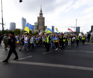 Strajk Kobiet na ulicach z czołgiem i traktorem. Demonstracja przeciwko wojnie