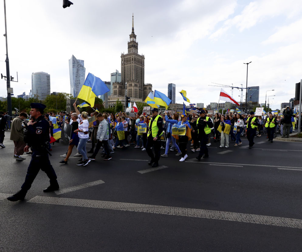 Strajk Kobiet na ulicach z czołgiem i traktorem. Demonstracja przeciwko wojnie