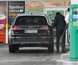 Robert Więckiewicz myje samochód