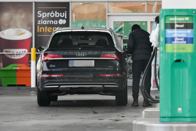 Robert Więckiewicz myje samochód