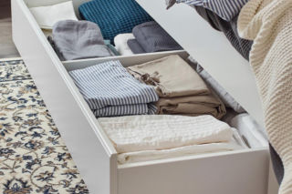 Pojemnik na pościel pod łóżko i nie tylko. Jak najlepiej przechowywać pościel?