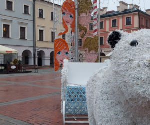 Bajkowa instalacja przed zamojski ratuszem