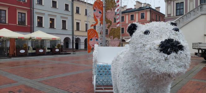 Bajkowa instalacja przed zamojski ratuszem