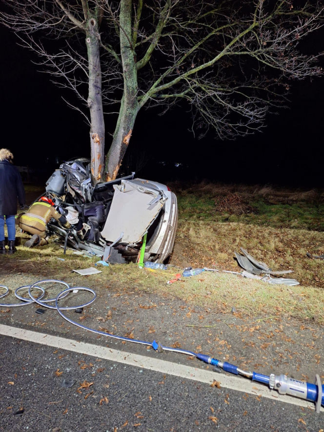 Śmiertelny wypadek na DK 94 pod Legnicą. 22-latek rozbił się oplem na drzewie [ZDJĘCIE]