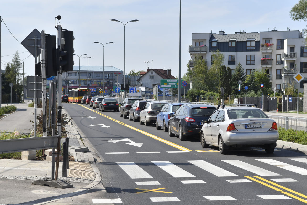 Asfalt się kruszy, bo kierowcy hamują. Remont Łodygowej
