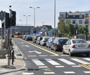 Asfalt się kruszy, bo kierowcy hamują. Remont Łodygowej